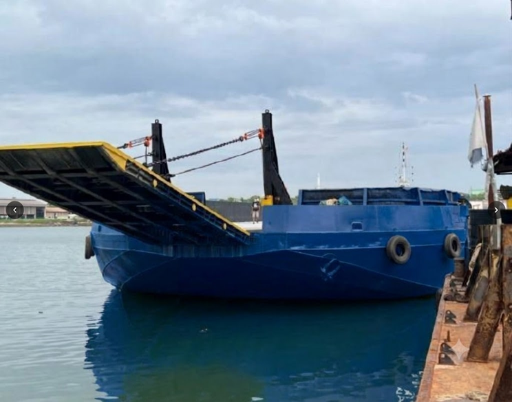 210 × 64 × 13 ft Side Wall Barge (2011)