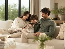 Famiglia sul divano che accarezza un gatto