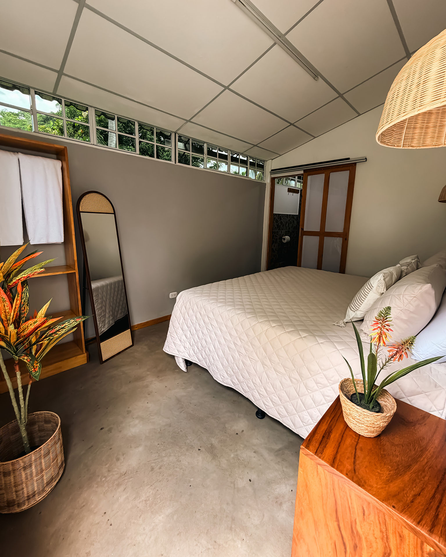 Superior Room — King Bed, Left & Right Wing 8