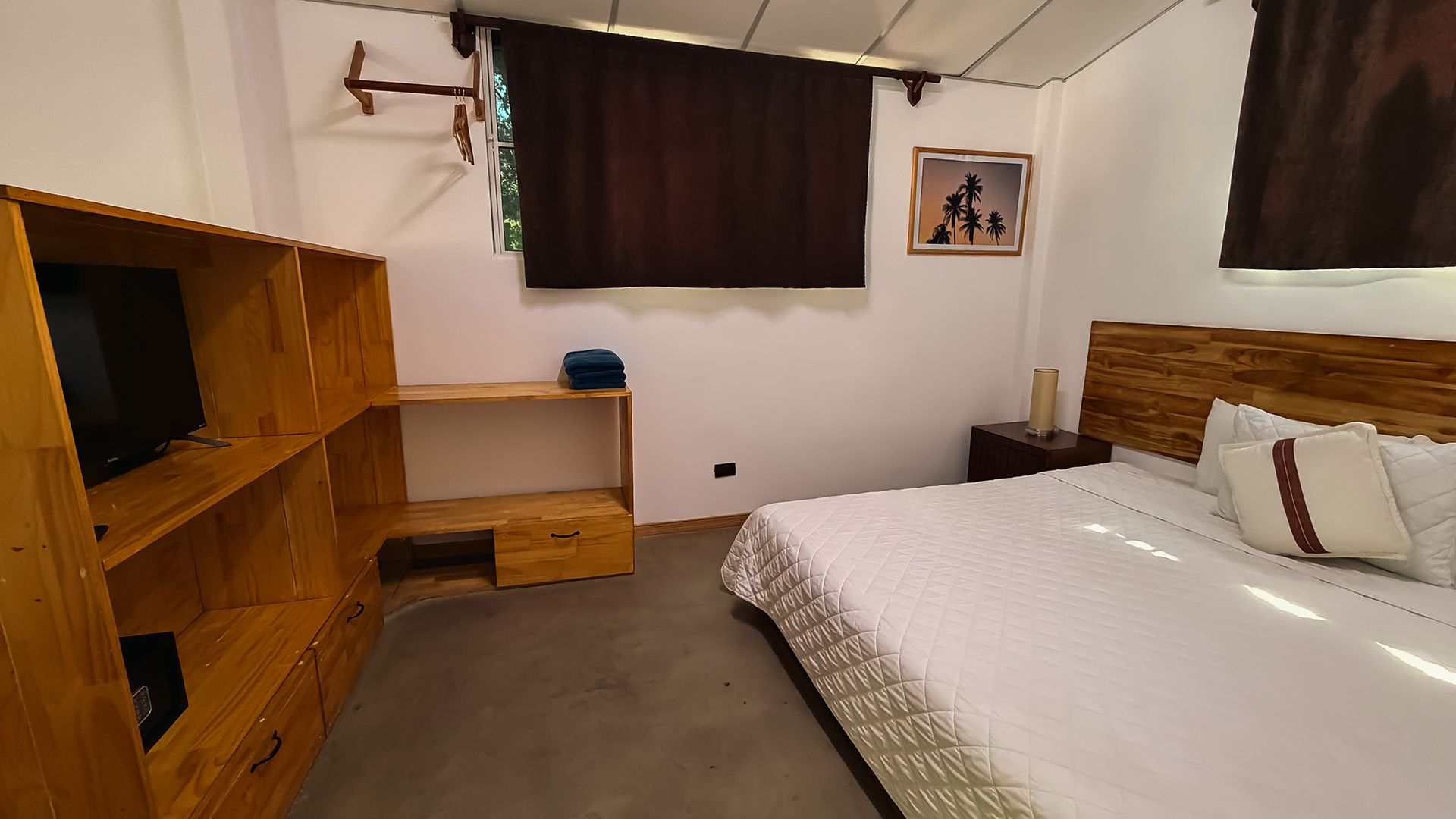 Apartment — King Bed, Terrace & Hot Water 11