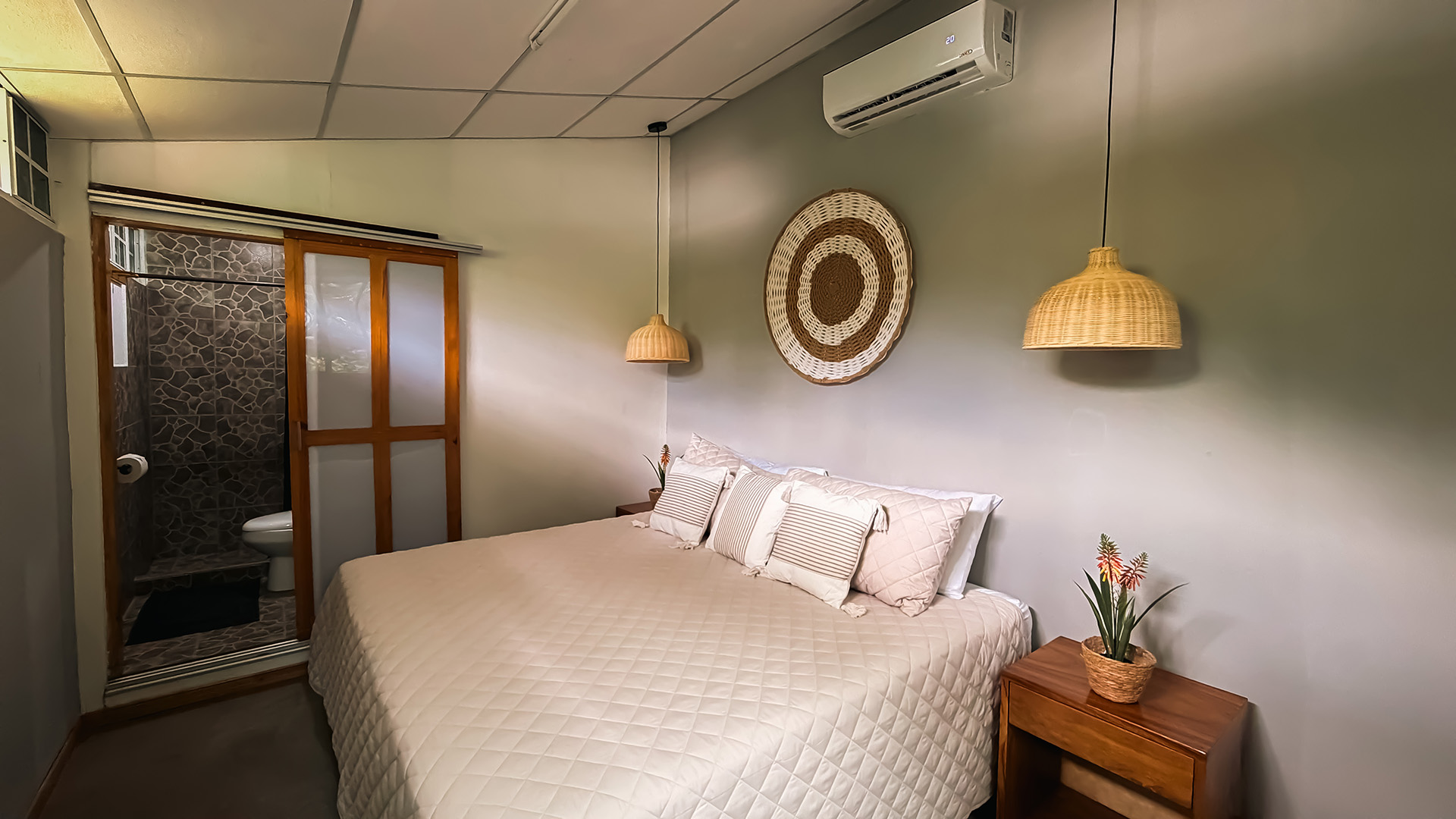 Superior Room — King Bed, Left & Right Wing 4