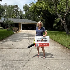 Happy Suncoast Power Solutions customer with their newly installed home generator yard sign