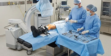 Traction Frame — Traction table, C-arm imaging and orthopaedic instruments in an orthopaedic trauma room