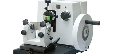 Wincom MCT-202 rotary microtome with handwheel, specimen clamp and digital thickness display