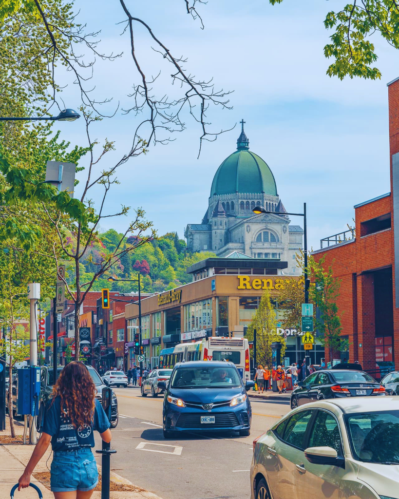 Rue commerciale de Côte-des-Neiges avec l'Oratoire Saint-Joseph en arrière-plan, Montréal