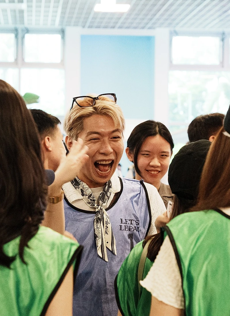 團隊成員穿著分組背心,在室內團隊活動中開心互動