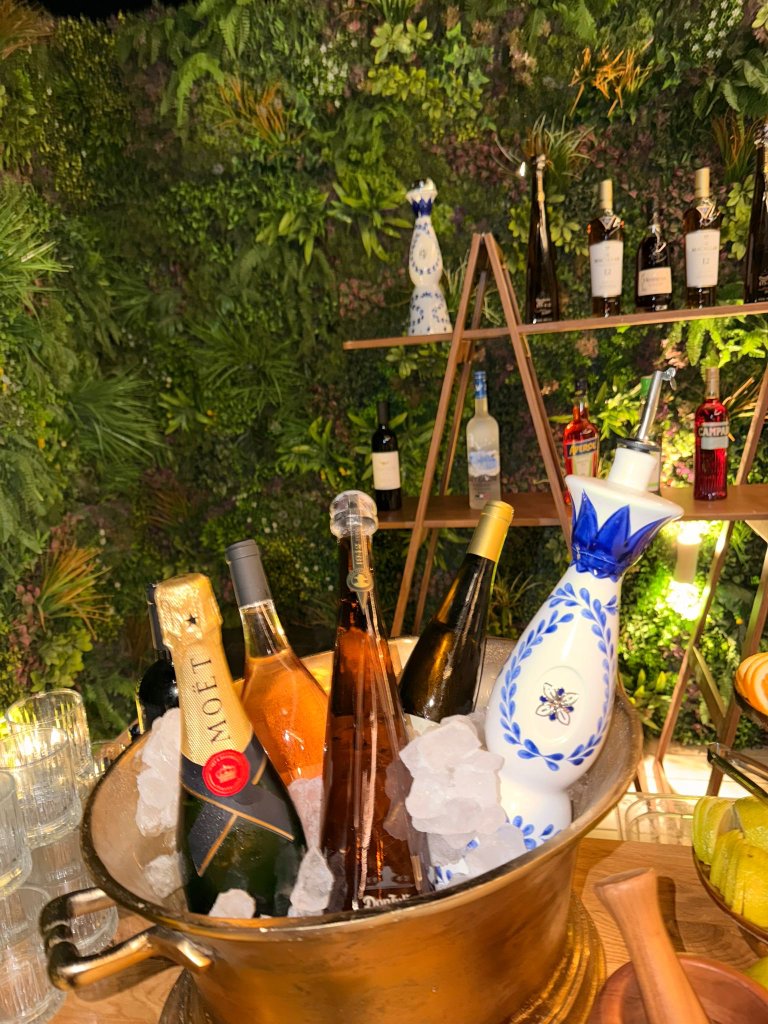 עמדת בר קוקטיילים מעוצבת עם בקבוקי יין ושמפניה בדלי קרח - שירותי בר לאירועים צבר-בר
