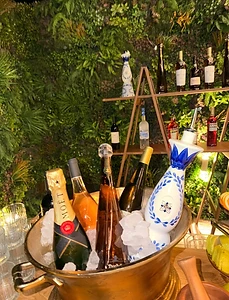 עמדת בר קוקטיילים מעוצבת עם בקבוקי יין ושמפניה בדלי קרח - שירותי בר לאירועים צבר-בר