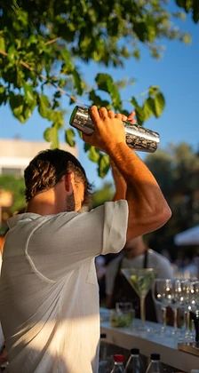 בר אלכוהול מלא לחתונה עם מגוון בקבוקים וחביות