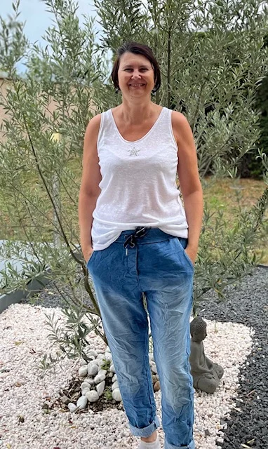 Portrait de la créatrice de L'Atelier des Instants dans son atelier lumineux