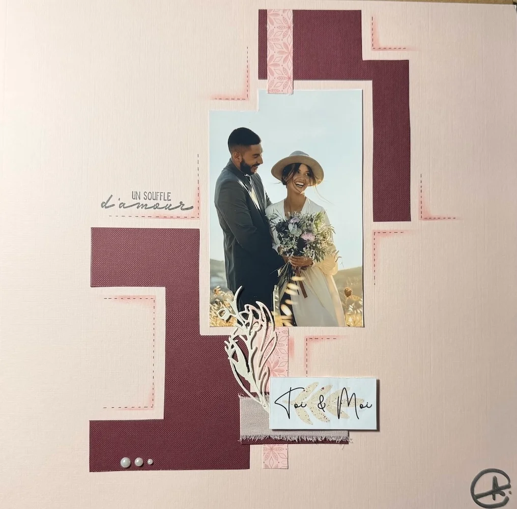 Page d'album de mariage Toi & Moi aux tons rose poudré et bordeaux avec fleur découpée