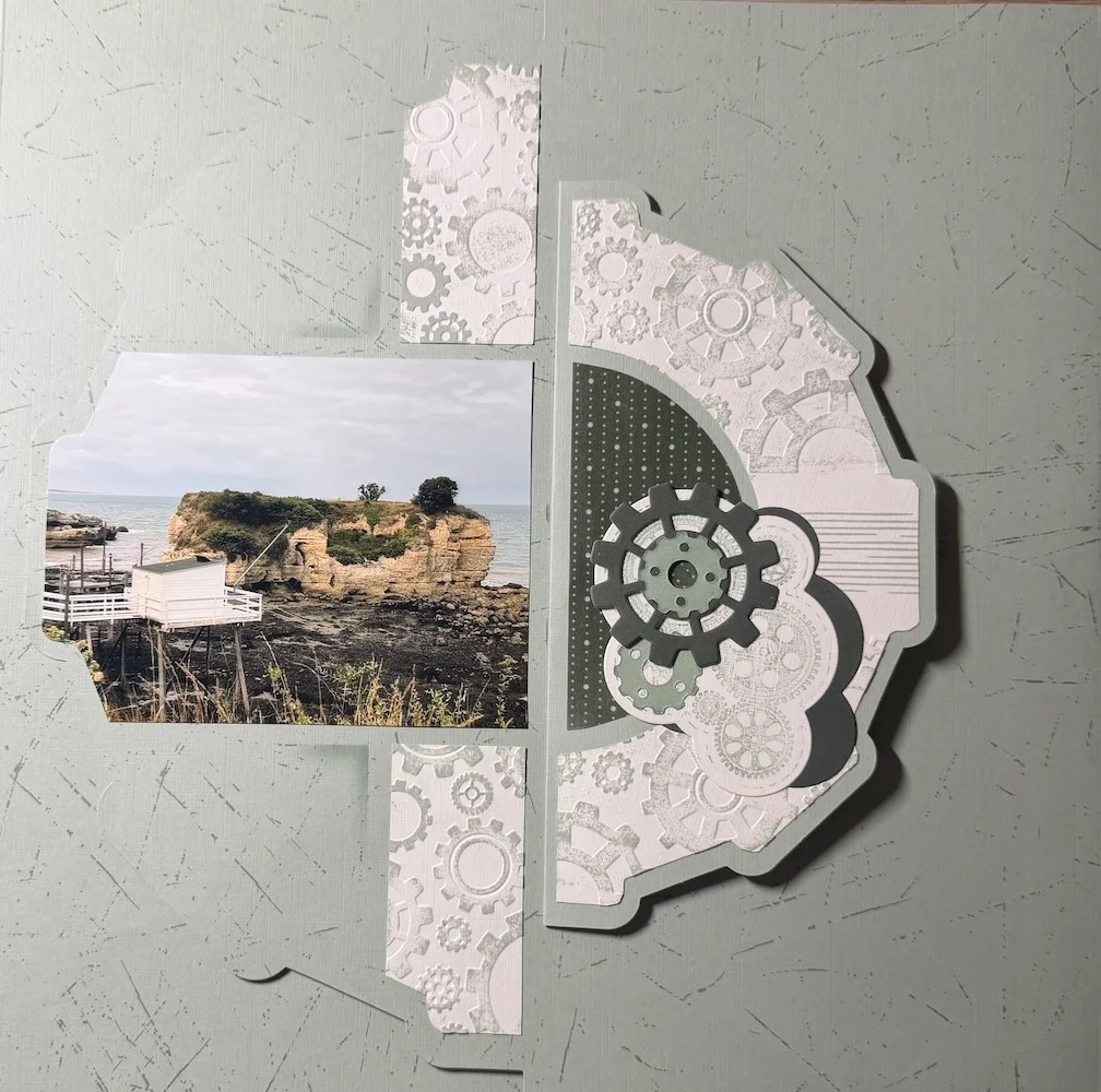 Page d'album scrapbooking vert sauge aux engrenages embossés avec photo de cabane de pêcheur