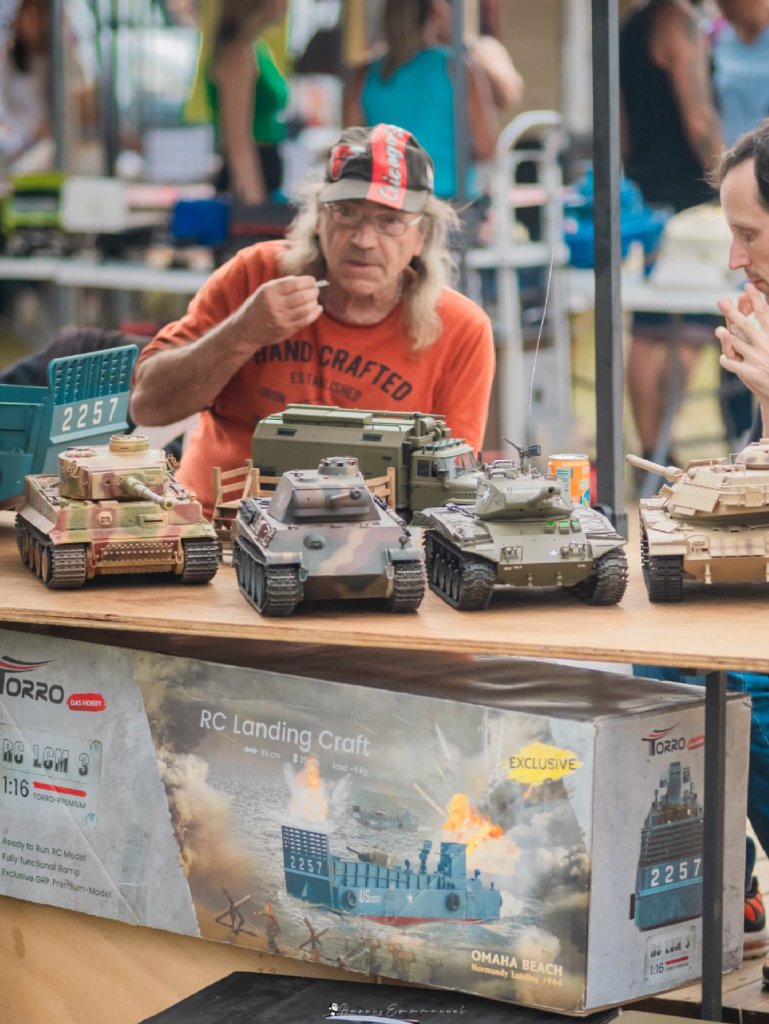 Brocanteur présentant des maquettes de véhicules à la Foire de Chignat