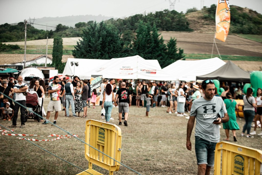 Vue générale des stands et des visiteurs de la Foire de Chignat à Vertaizon