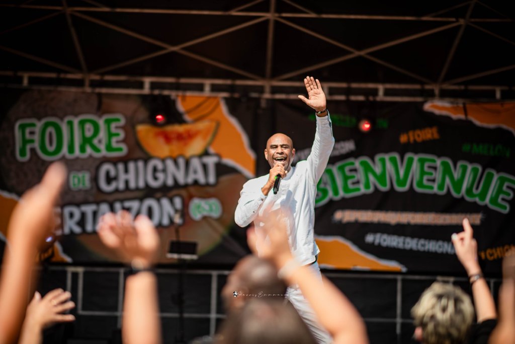 Animateur sur scène lors de la grande journée de la Foire de Chignat à Vertaizon