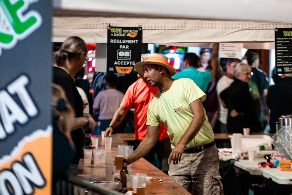 Échanges entre visiteurs et exposants à la buvette de la Foire de Chignat à Vertaizon