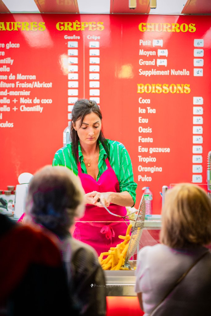 Stand gourmand accueillant des visiteurs à la Foire de Chignat à Vertaizon