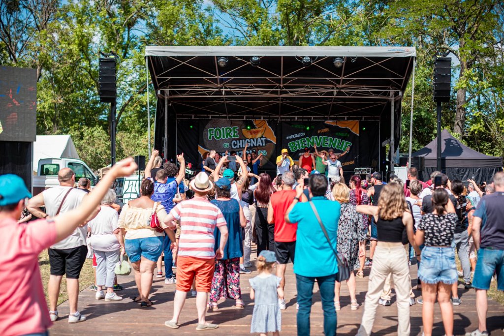 Visiteurs rassemblés devant la scène de la Foire de Chignat à Vertaizon