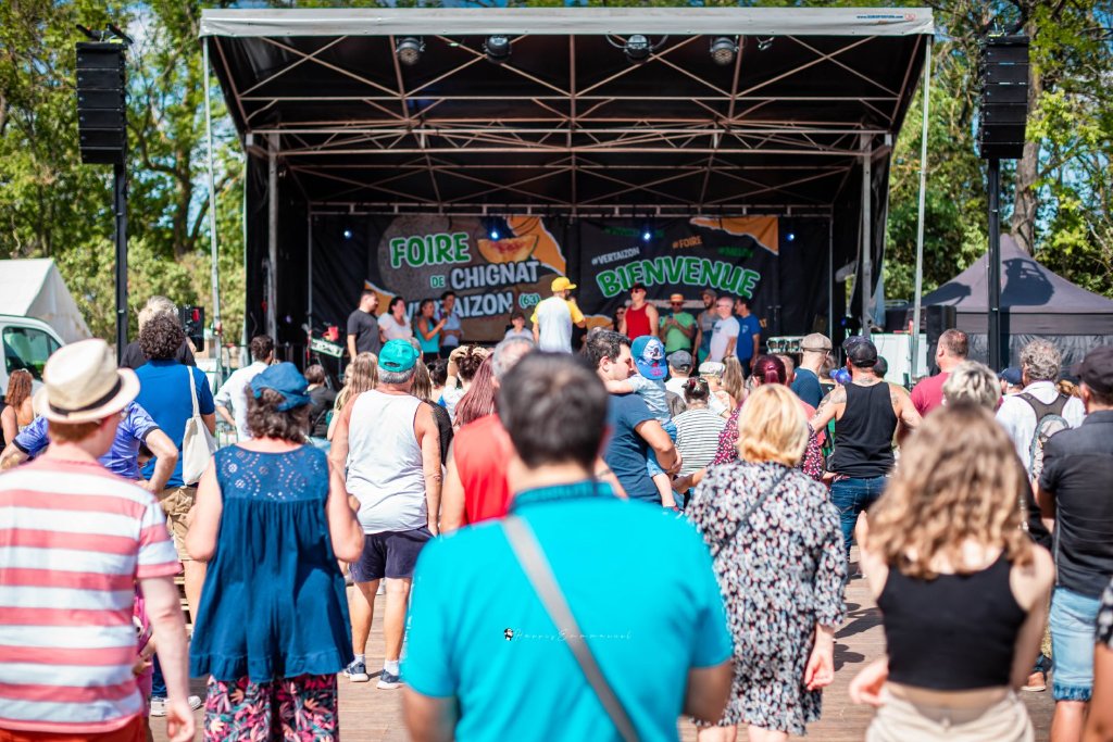 Public réuni devant la scène pendant la grande journée de la Foire de Chignat.
