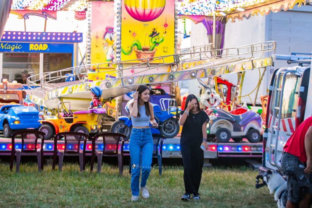 Attraction illuminée de la fête foraine de la Foire de Chignat à Vertaizon