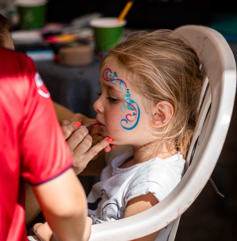 Enfant participant à une animation familiale pendant la Foire de Chignat