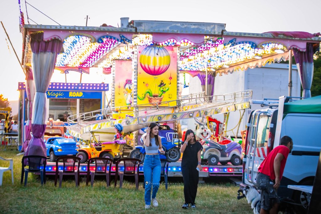 Attractions de fête foraine installées pendant la Foire de Chignat à Vertaizon