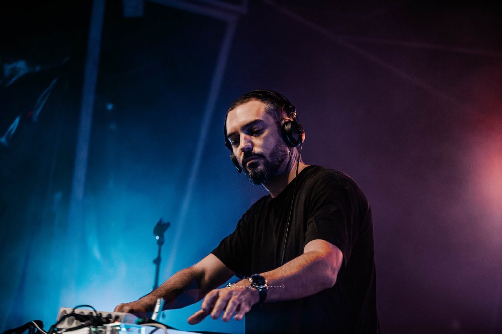 DJ se produisant pendant la soirée d'ouverture de la Foire de Chignat à Vertaizon