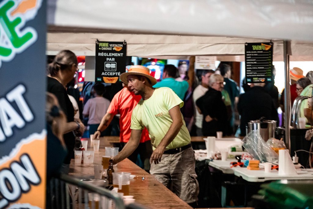 Visiteurs découvrant les stands des exposants de la Foire de Chignat