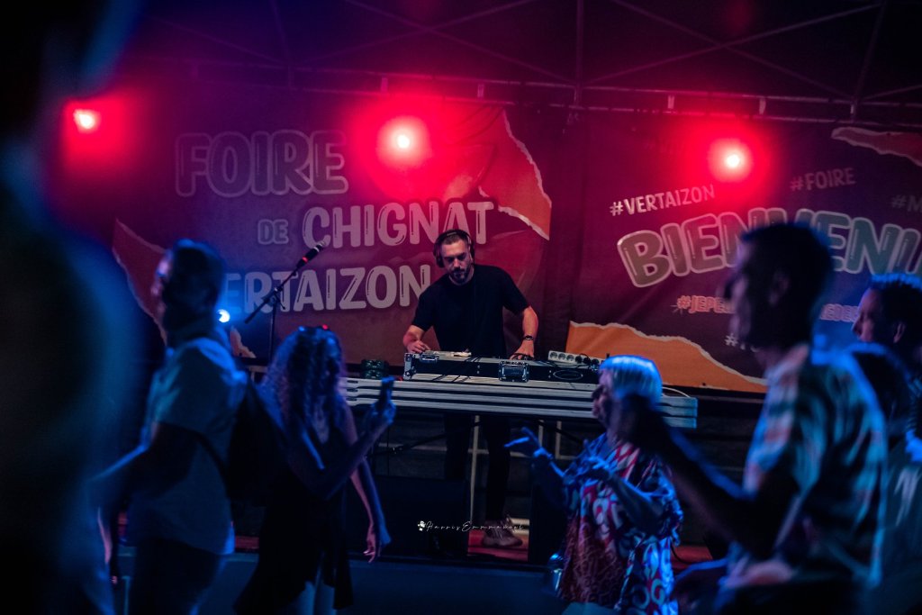 Public réuni devant la scène pendant une soirée de la Foire de Chignat