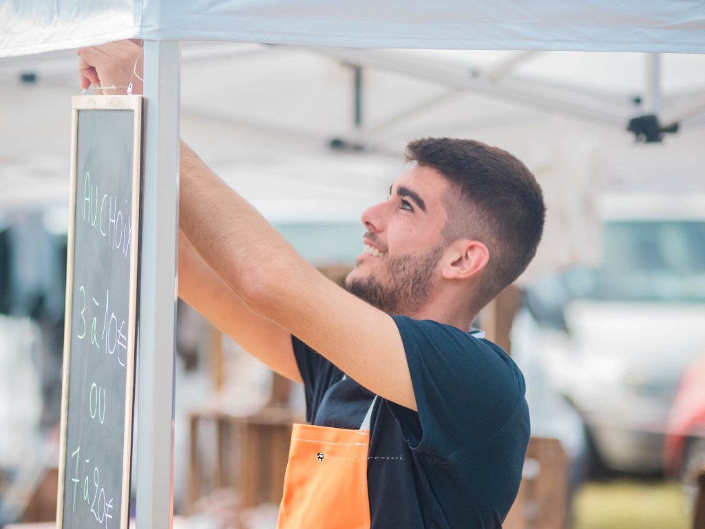 Exposant installant son stand artisanal à la Foire de Chignat à Vertaizon