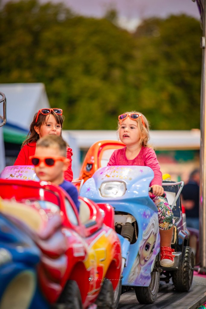 Enfants profitant des attractions pendant la journée familiale de la Foire de Chignat.