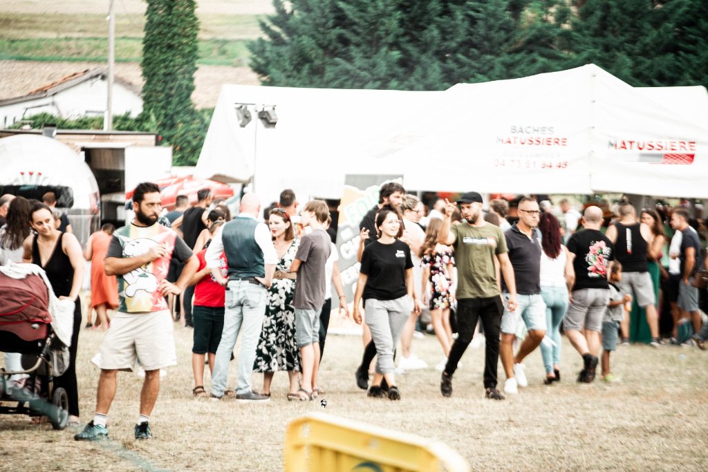 Visiteurs circulant entre les stands de la Foire de Chignat à Vertaizon