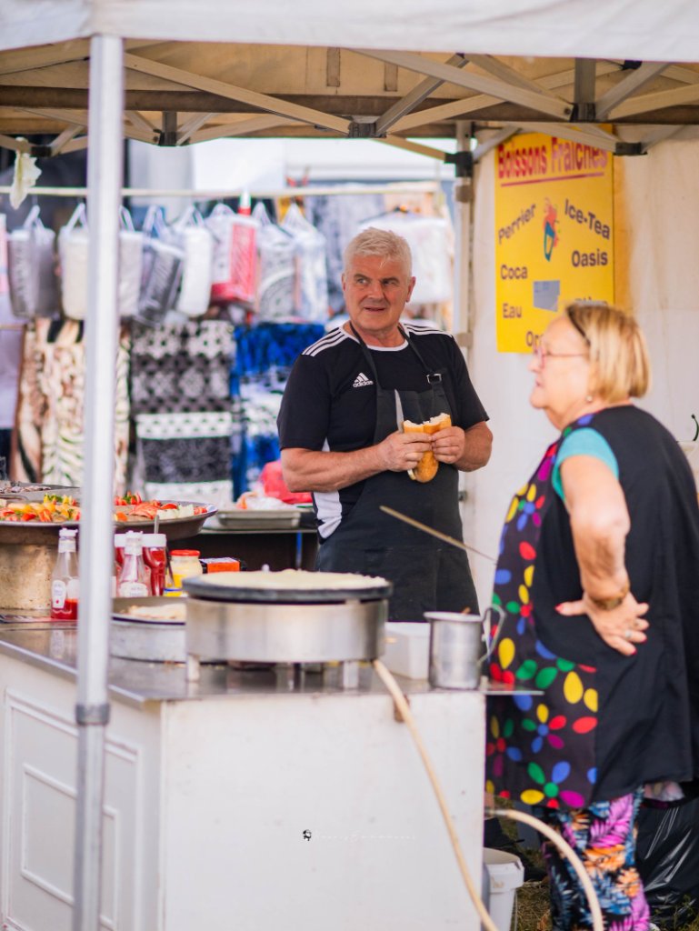 Exposante présentant ses produits aux visiteurs de la Foire de Chignat à Vertaizon