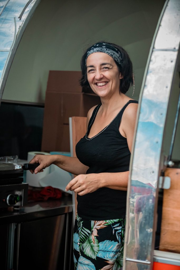 Exposante souriante dans son stand de restauration à la Foire de Chignat à Vertaizon