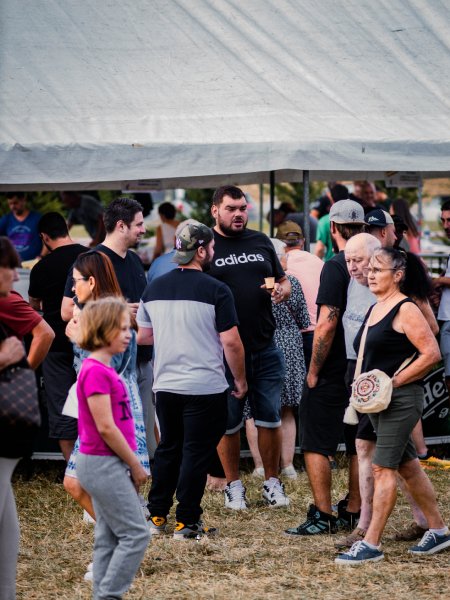 Visiteurs de plusieurs générations réunis sous un chapiteau à la Foire de Chignat