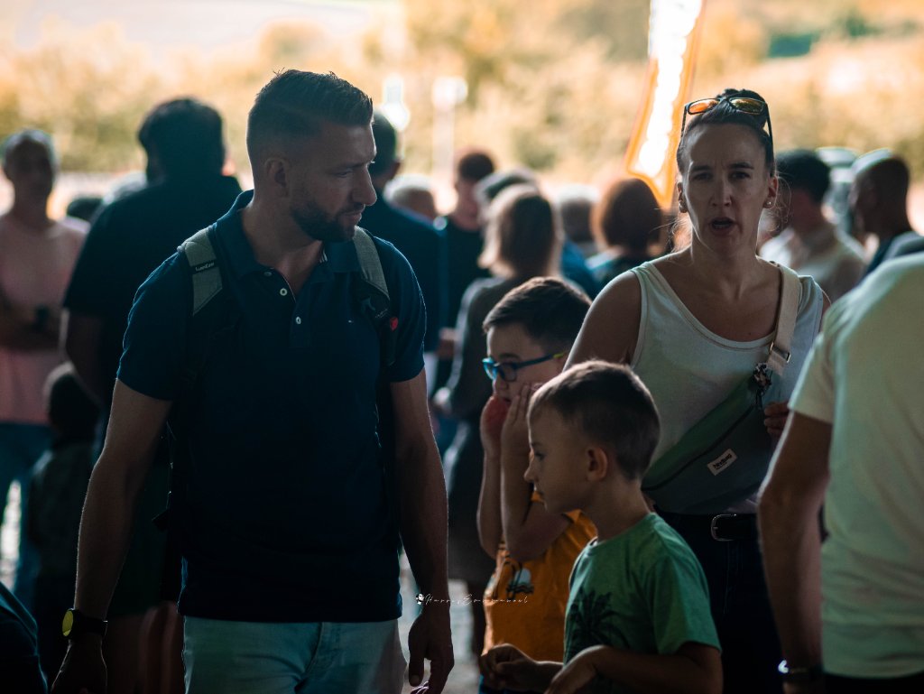Visiteurs circulant entre les stands de la Foire de Chignat à Vertaizon