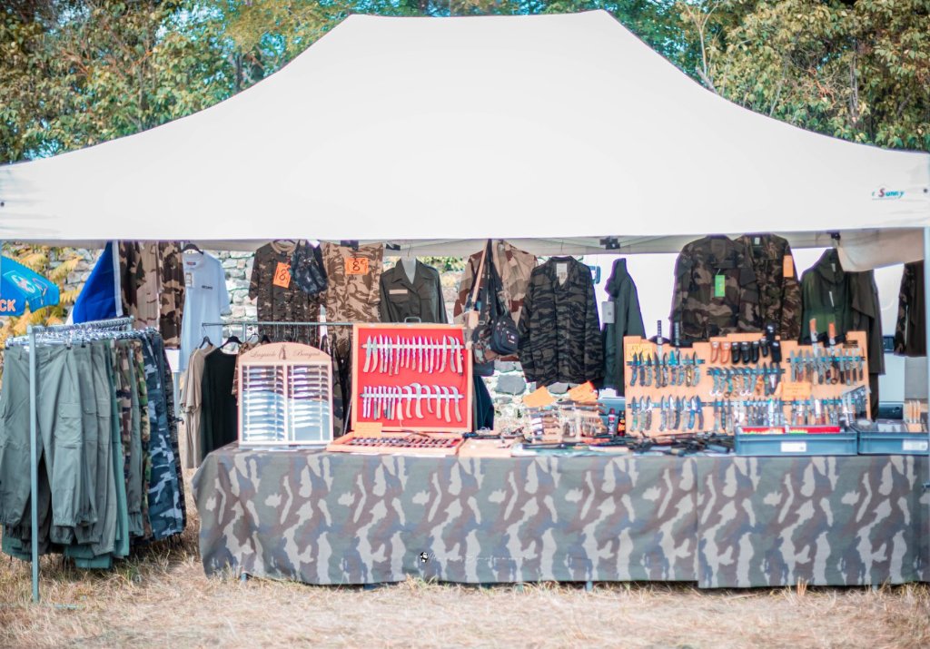 Stand de commerçant exposant vêtements et accessoires à la Foire de Chignat à Vertaizon