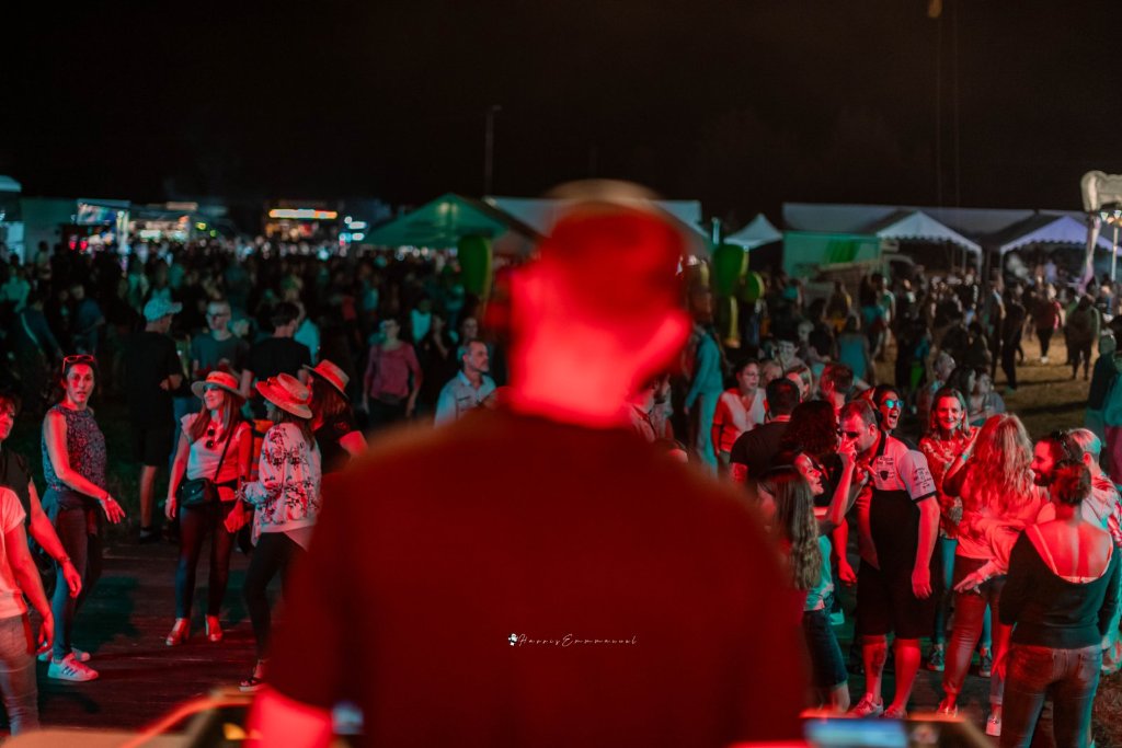 Ambiance de concert en soirée à la Foire de Chignat à Vertaizon