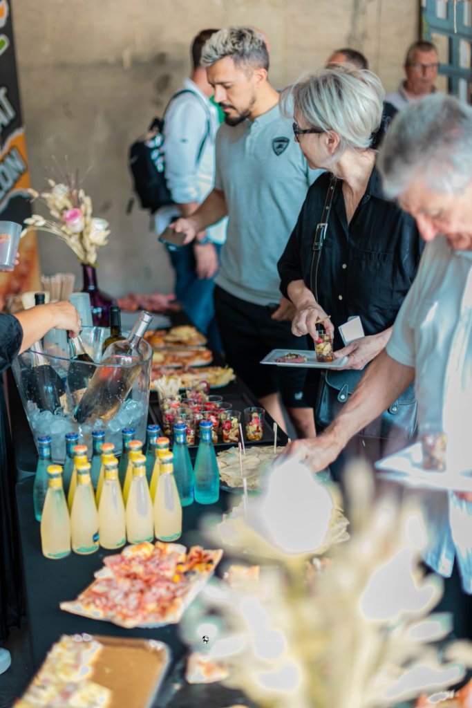 Buffet et invités dans l'espace VIP de la Foire de Chignat à Vertaizon