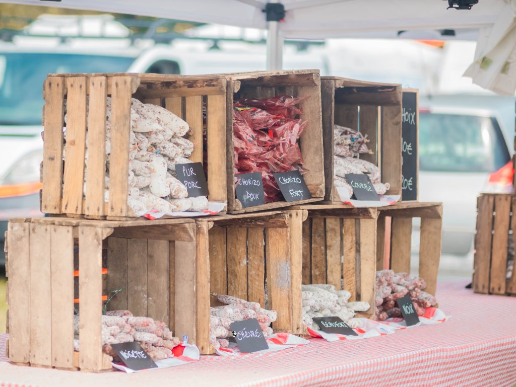 Produits artisanaux présentés sur un stand de la Foire de Chignat