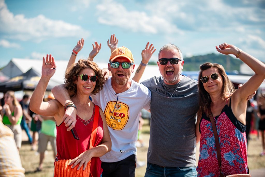 Famille et visiteurs découvrant les exposants de la Foire de Chignat à Vertaizon