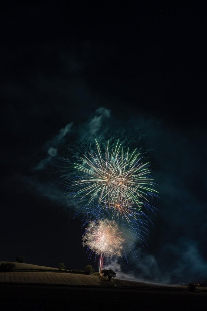 Feu d’artifice illuminant le ciel pendant la Foire de Chignat à Vertaizon