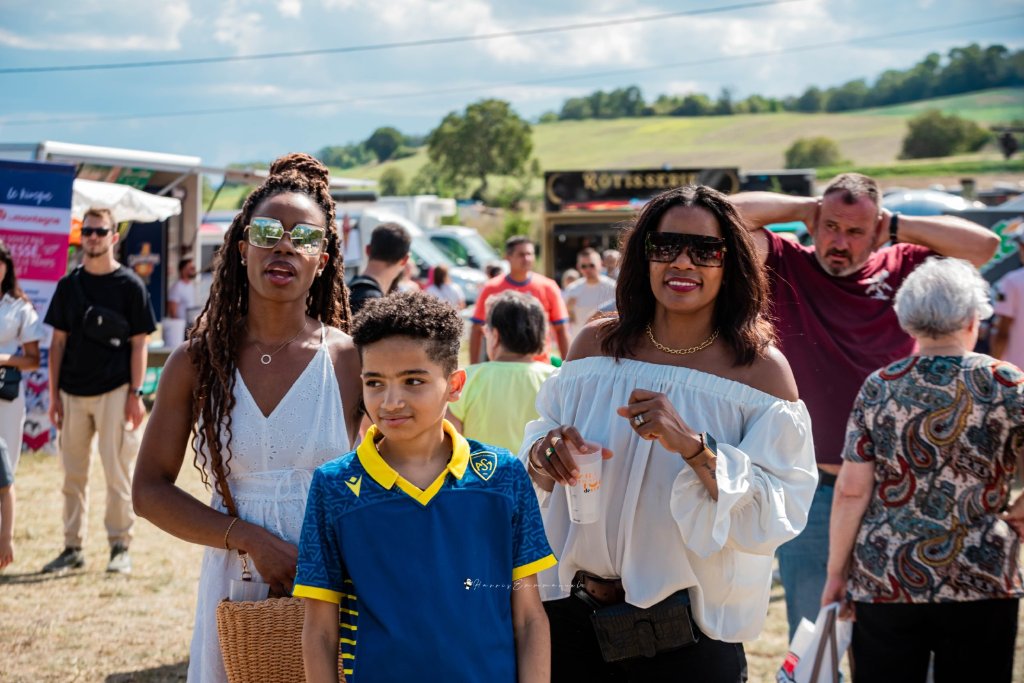 Famille découvrant les animations de la Foire de Chignat à Vertaizon