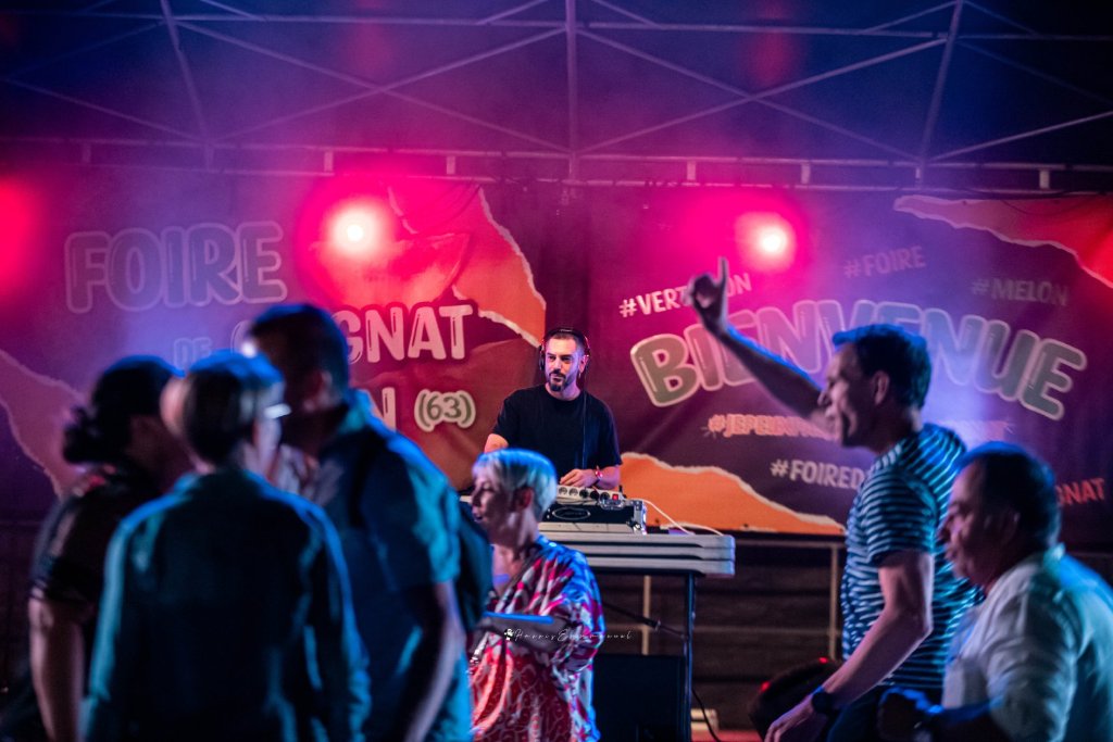 DJ et public lors de la soirée d’ouverture de la Foire de Chignat à Vertaizon
