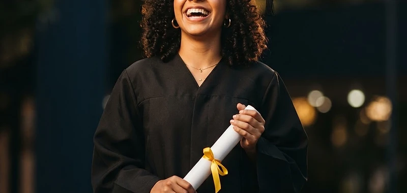 Estudante formada comemorando conquista