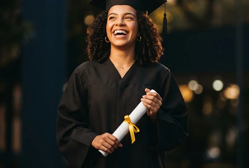 Estudante formada comemorando conquista