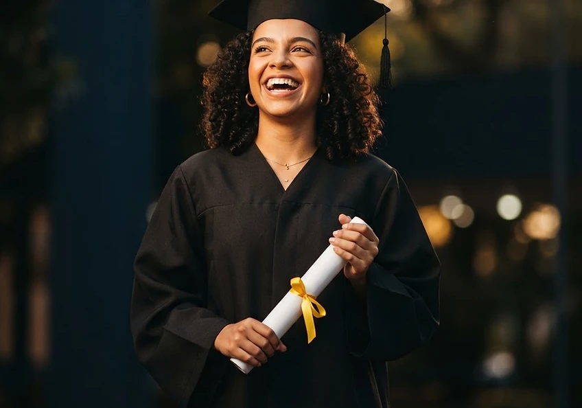 Estudante formada comemorando conquista