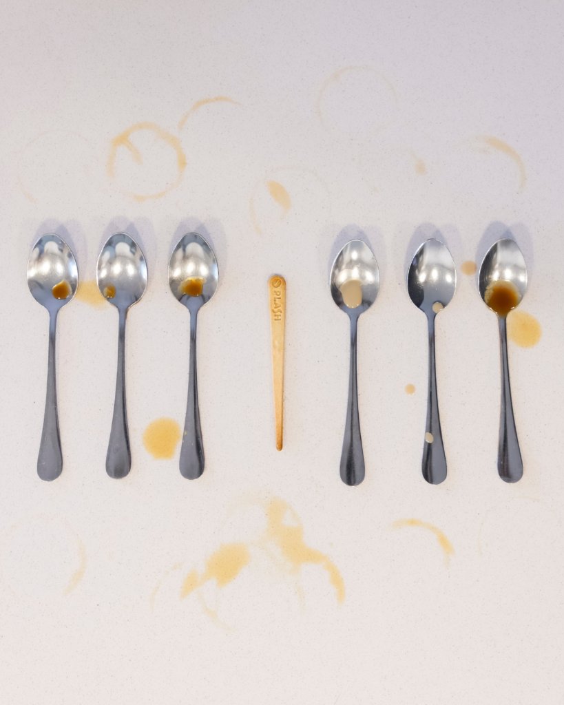 Cucharas de metal con la cucharilla comestible Plash en el centro