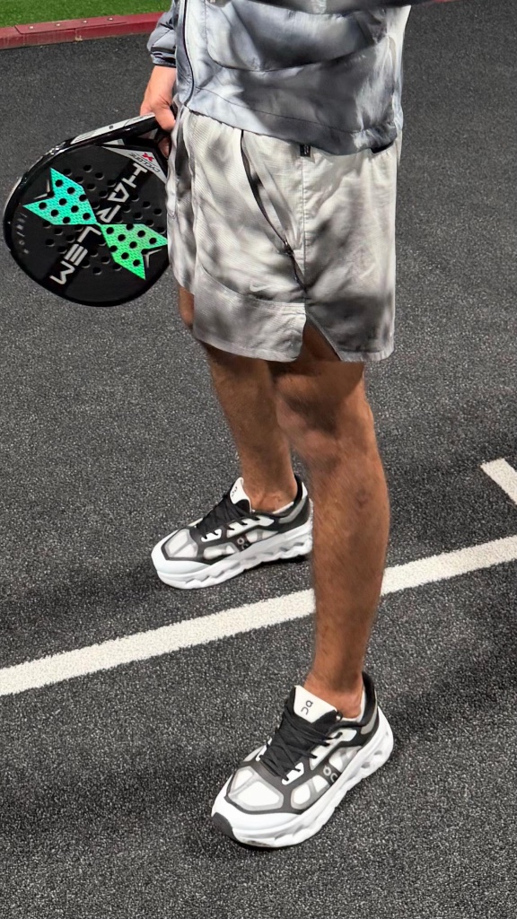 Joueurs de padel sur le court