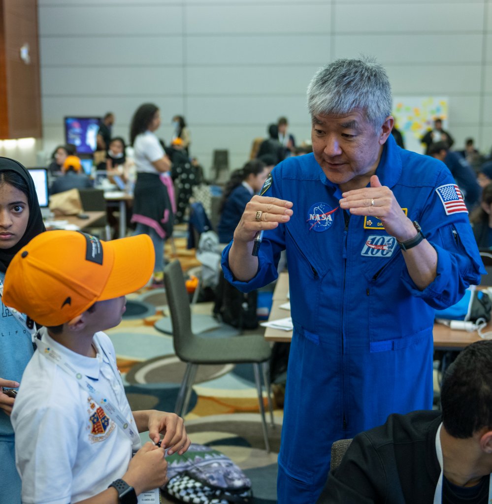 Students engaged in SkillUp Global Academy STEM and leadership programmes at an international school — www.skillupacademy.org.uk